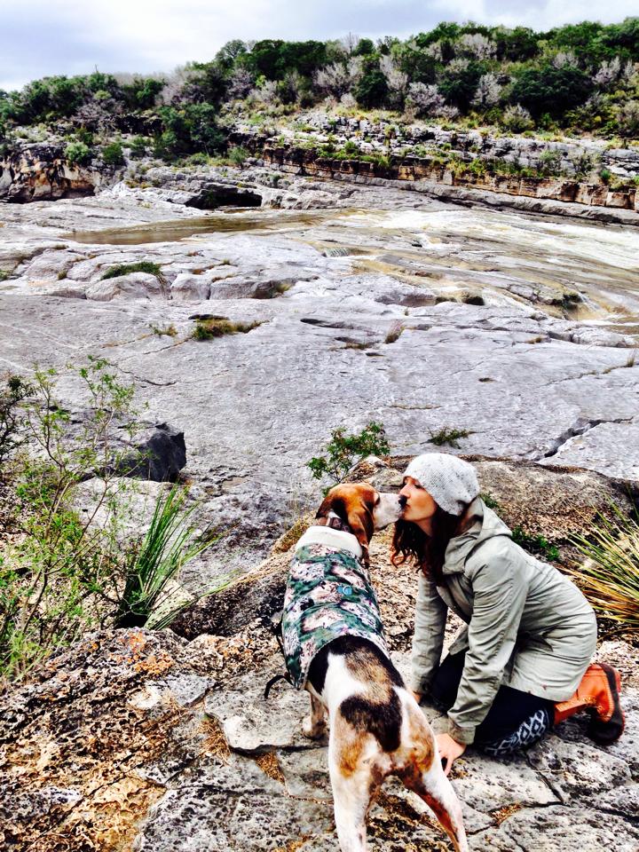 coonhound dog kiss pedernales falls state-park